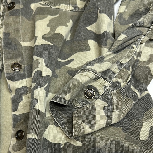 Oversized Camouflage Button-Up - Picture 5 of 6
